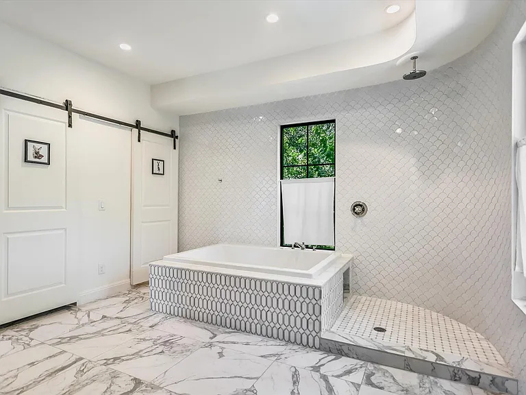 1304 Navasota St — Photo 15