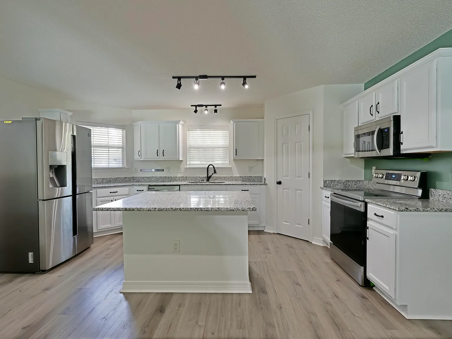 3 bed, 2.0 bath, 1527 sqft, $2,200 — Photo 3