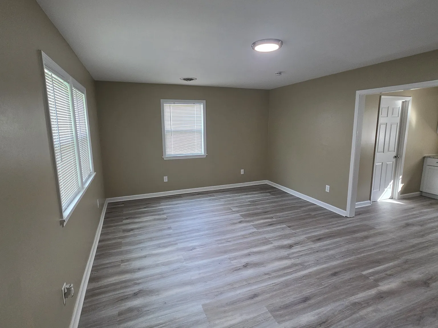 4 bed, 1.5 bath, 1132 sqft, $2,150 — Photo 2