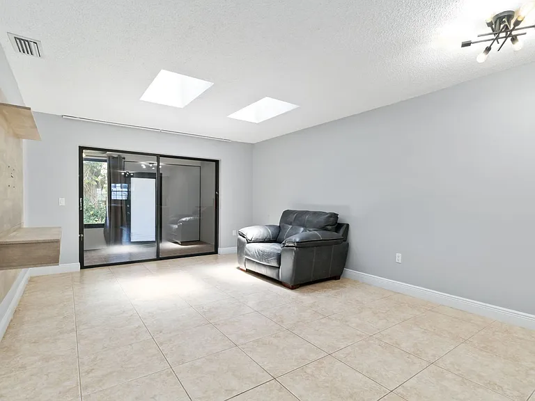 3528 Bay Ct — Photo 13