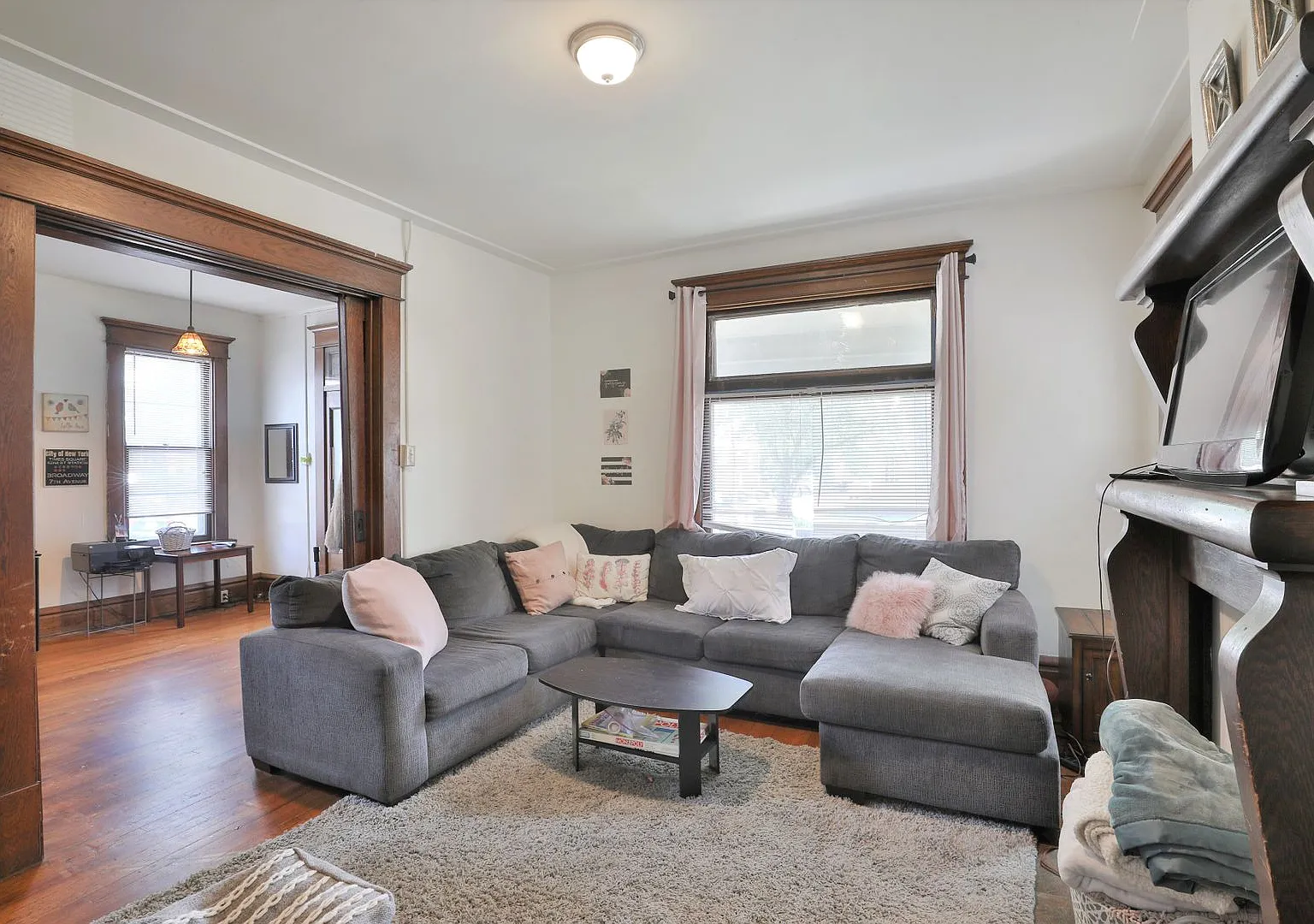 Central Campus - Highly Sought After Huge House - Awesome Front Porch and Parking — Photo 2
