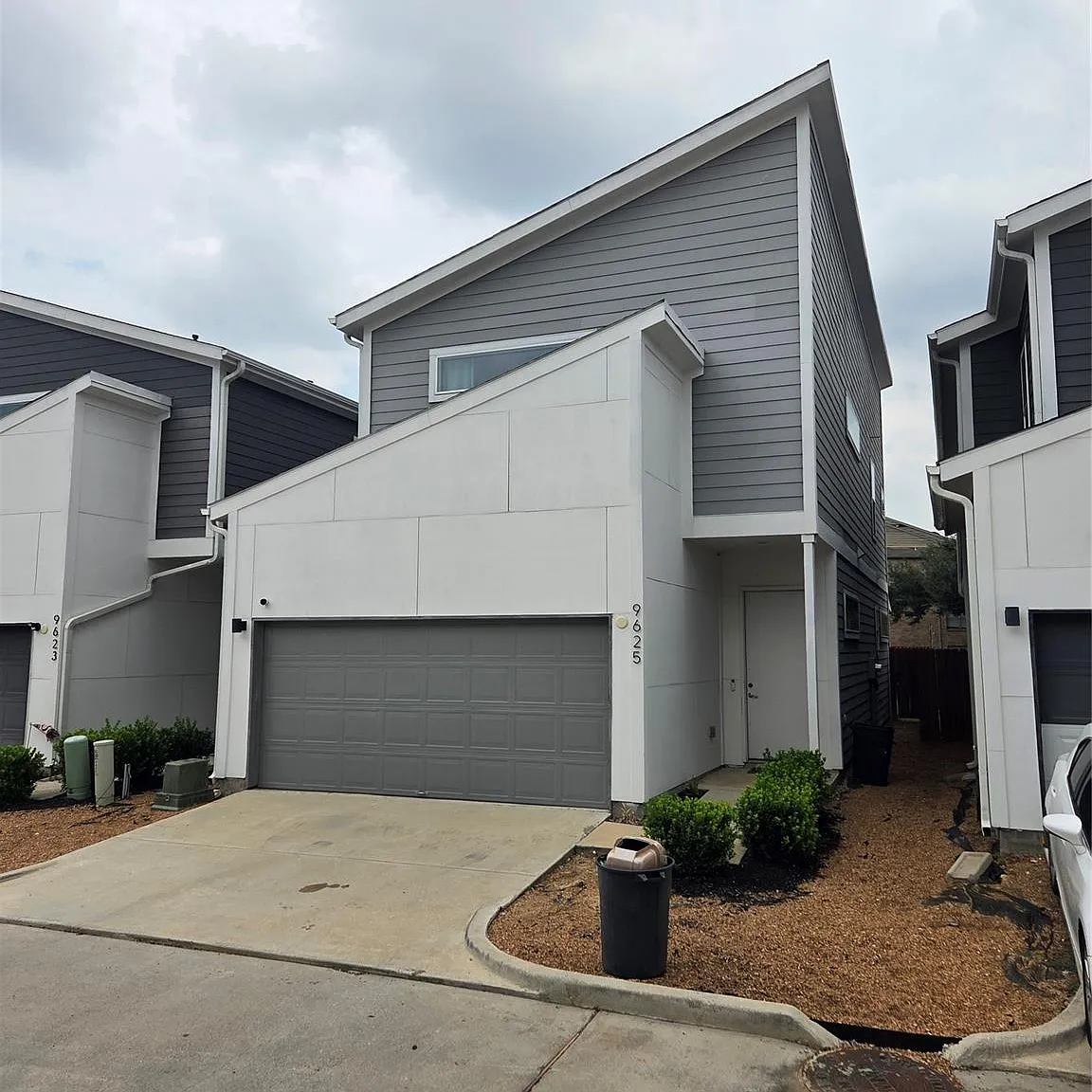 3 bed, 2.5 bath, 1904 sqft, $2,400 — Photo 1