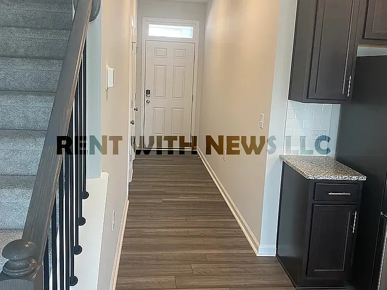 282 Paramount Dr — Photo 9
