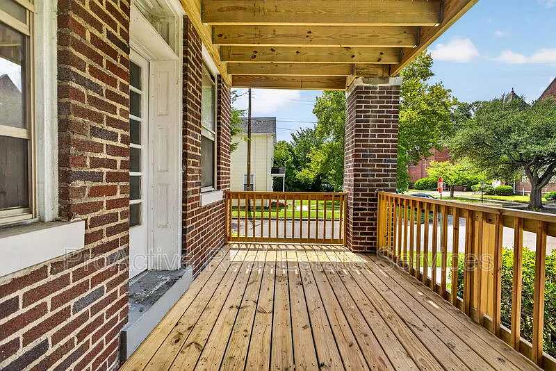 3 bed, 1.0 bath, 1200 sqft, $1,425 — Photo 4