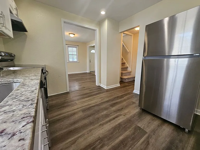 212 Middle St — Photo 9