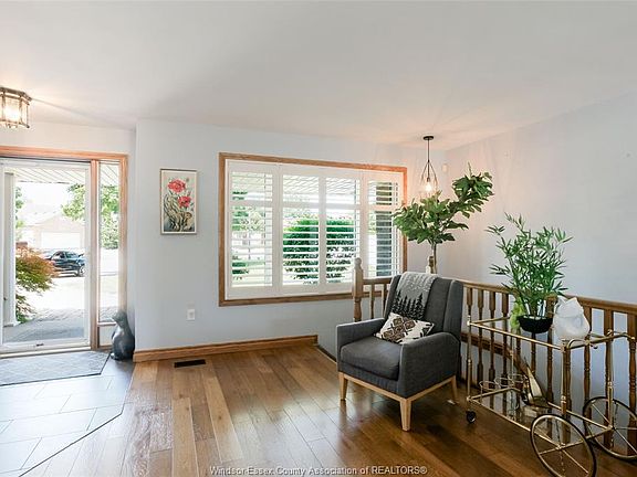 3rd image of 521 Royal Ridge Ct