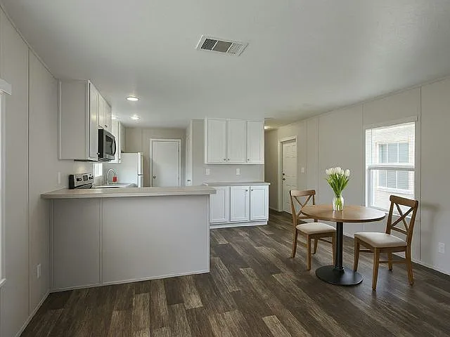 3 bed, 2.0 bath, 1056 sqft, $1,750 — Photo 2