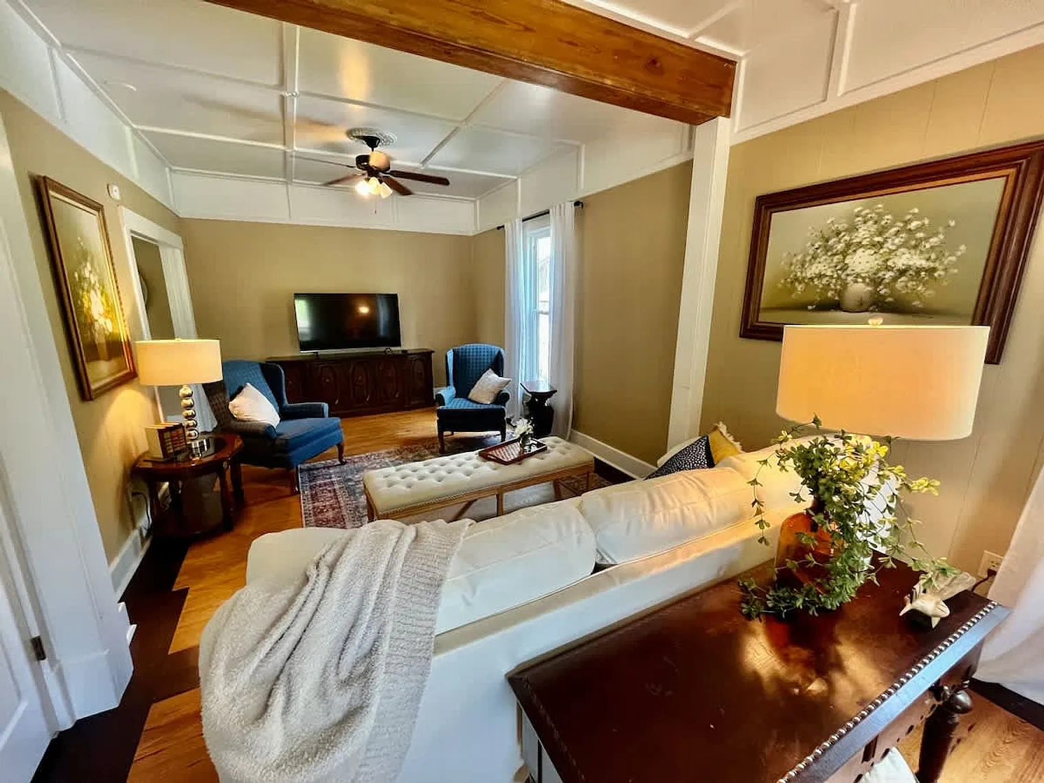 3 bed, 2.0 bath, 2045 sqft, $3,349 — Photo 2