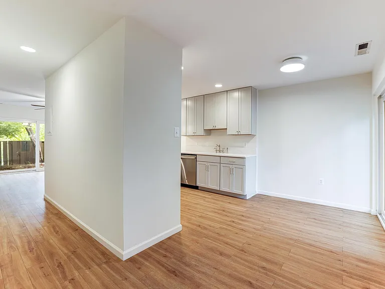 1379 Northgate Sq — Photo 5