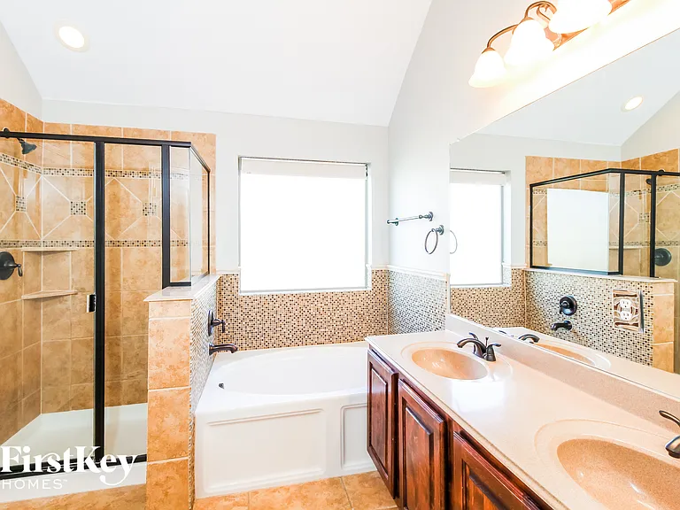 206 Lavaca Dr — Photo 12