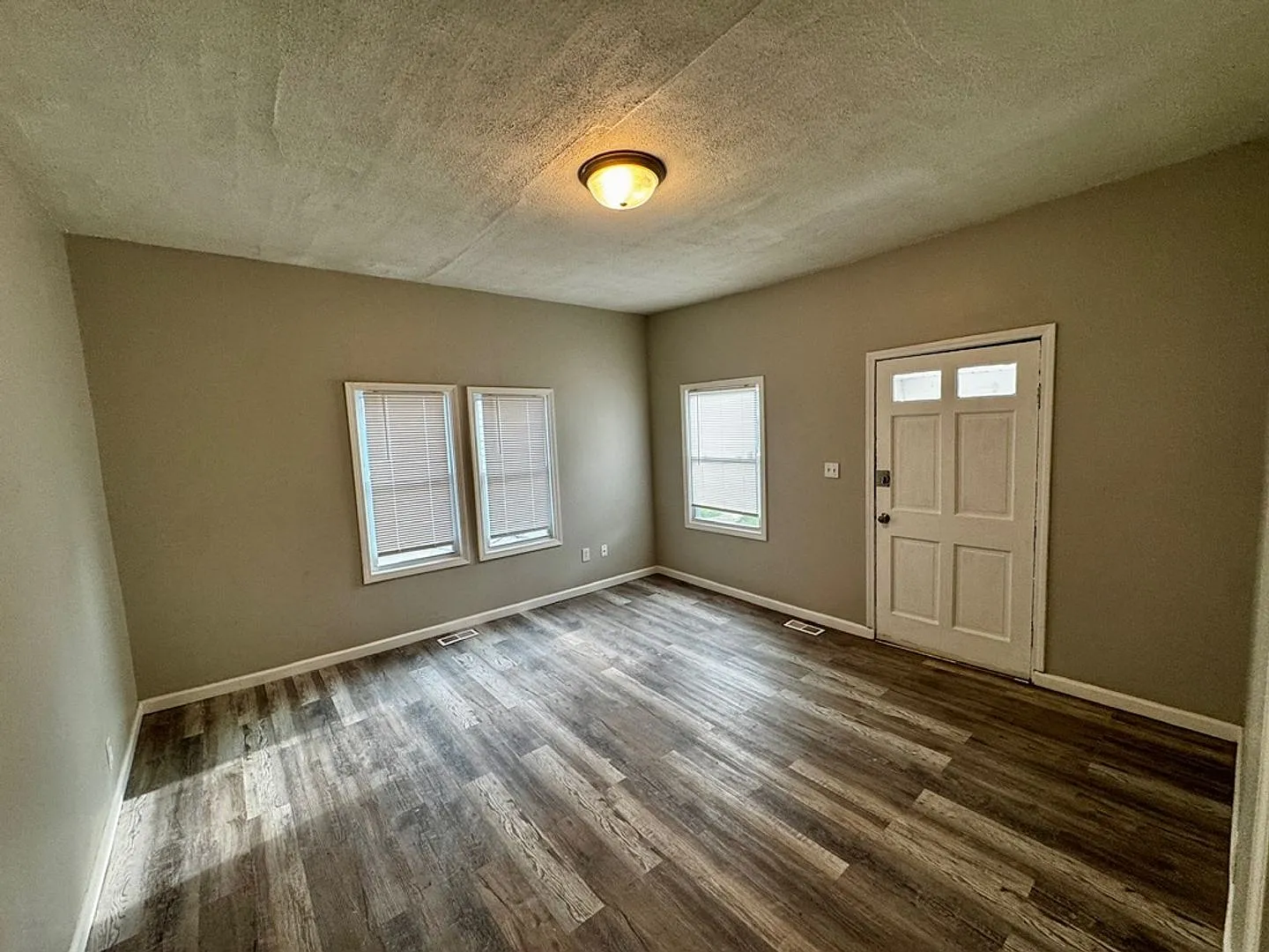Move-In Special - 1/2 Month Free Rent 3 Bed 1 Bath - Single Family House — Photo 4