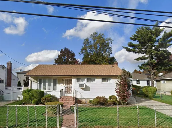 7 Division Street, Westbury, NY 11590