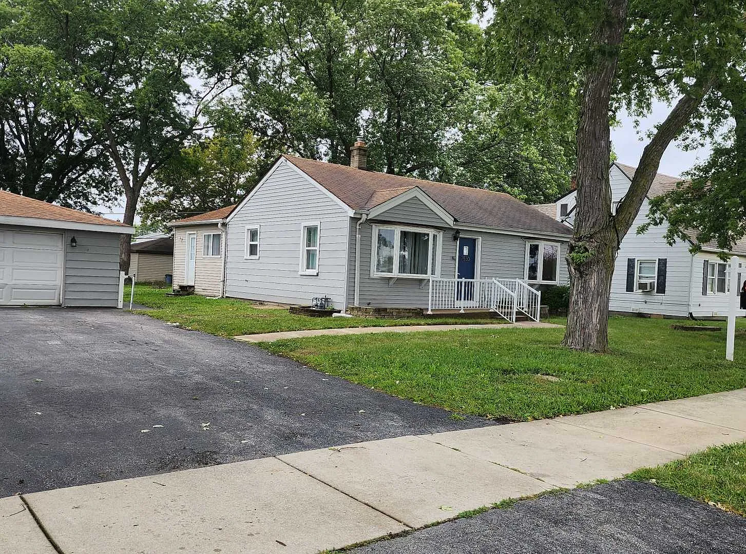 7530 S Oconto Ave photo 1