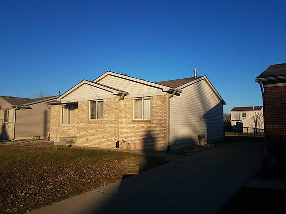 3rd image of 28820 Waverly St