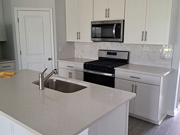 5th image of 318 Brandon Lakes Dr