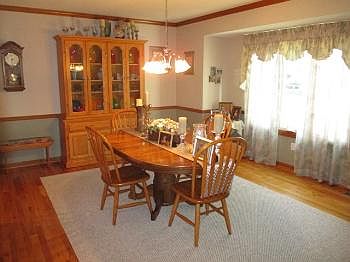 2nd image of 425 NW Chateau Dr