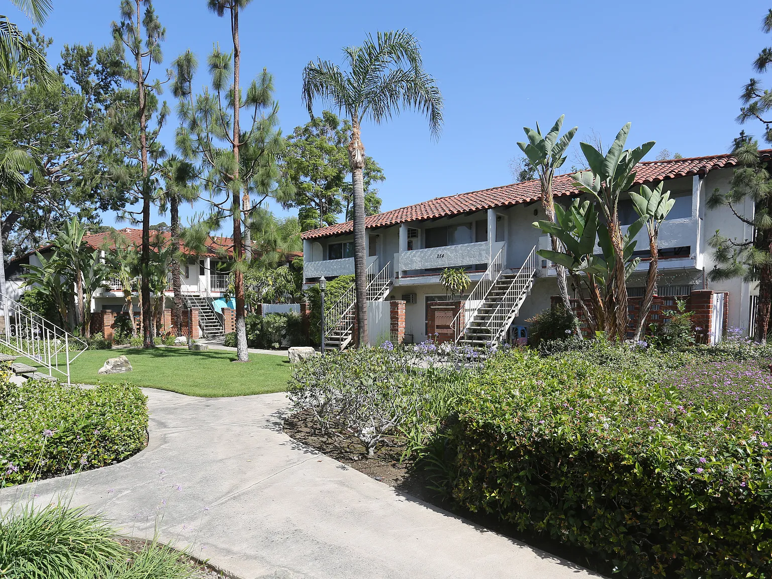 Casa Flores Apartments — Photo 3