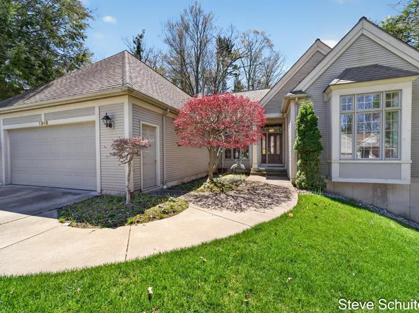 1949 Forest Glen Dr, Norton Shores, MI 49441