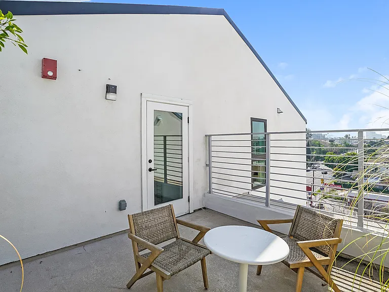 611 N Virgil — Photo 33