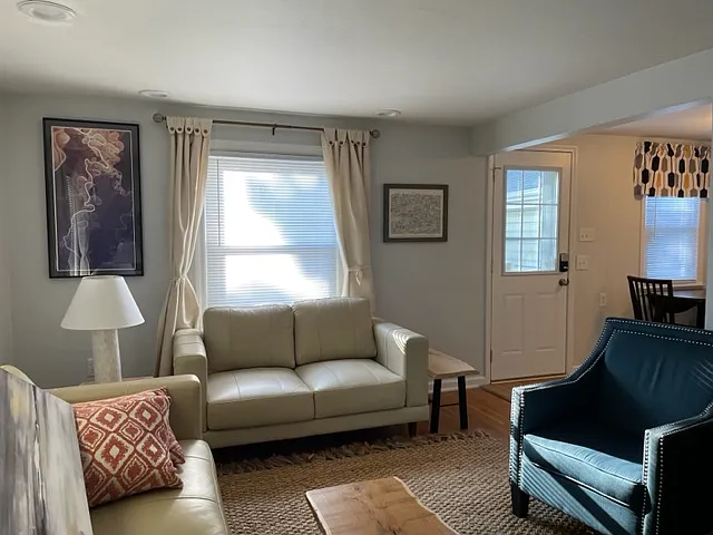 2422 Sycamore Ln — Photo 2