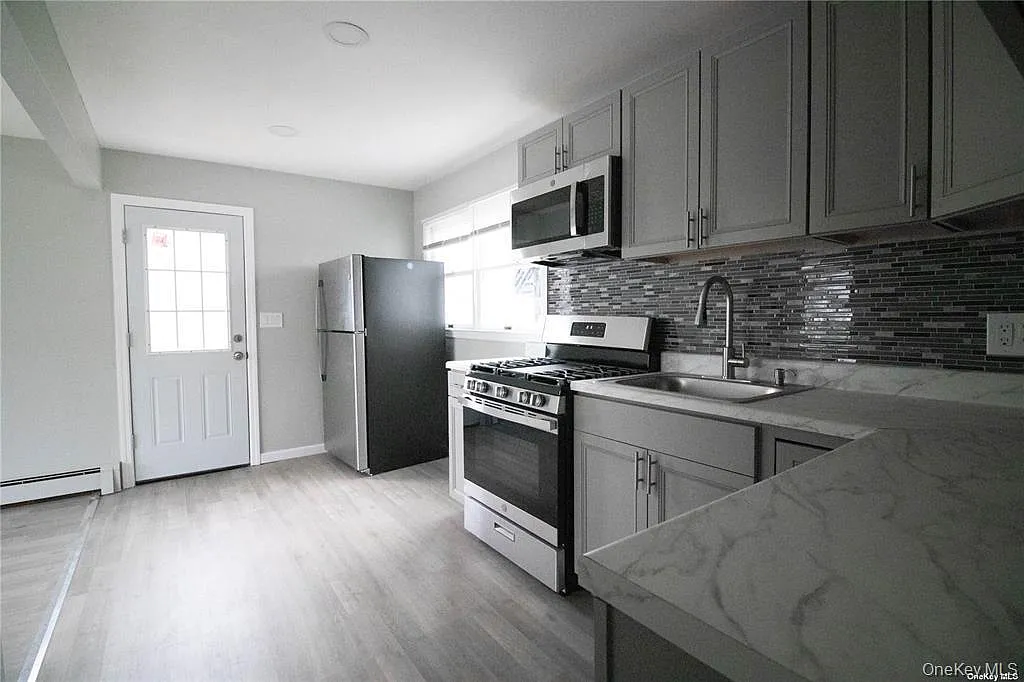 3 bed, 2.0 bath, 1120 sqft, $4,200 — Photo 4