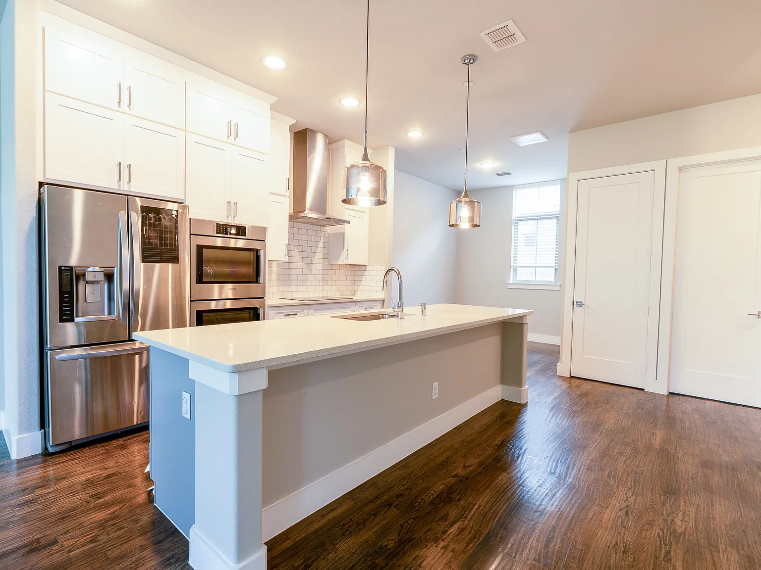 3 bed, 3.5 bath, 1937 sqft, $3,000 — Photo 1