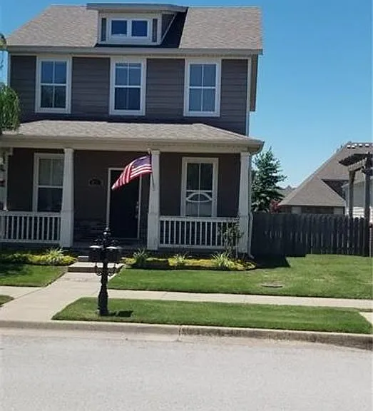 631 N Longfellow Ln — Photo 3