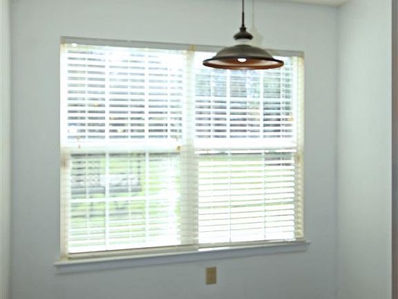 4th image of 225 Twin Falls Dr