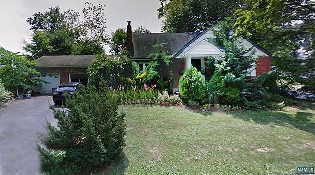 1st image of 182 N Park Dr