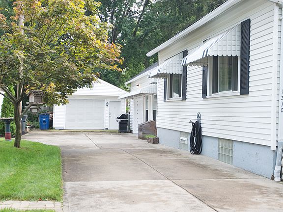 3rd image of 1310 Oakdale