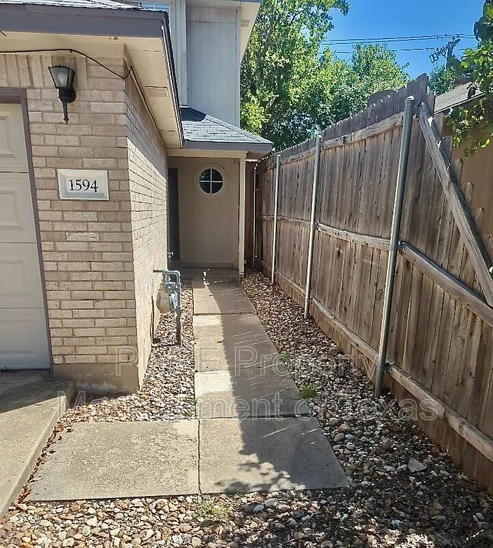 3 bed, 2.5 bath, 1316 sqft, $1,750 — Photo 2