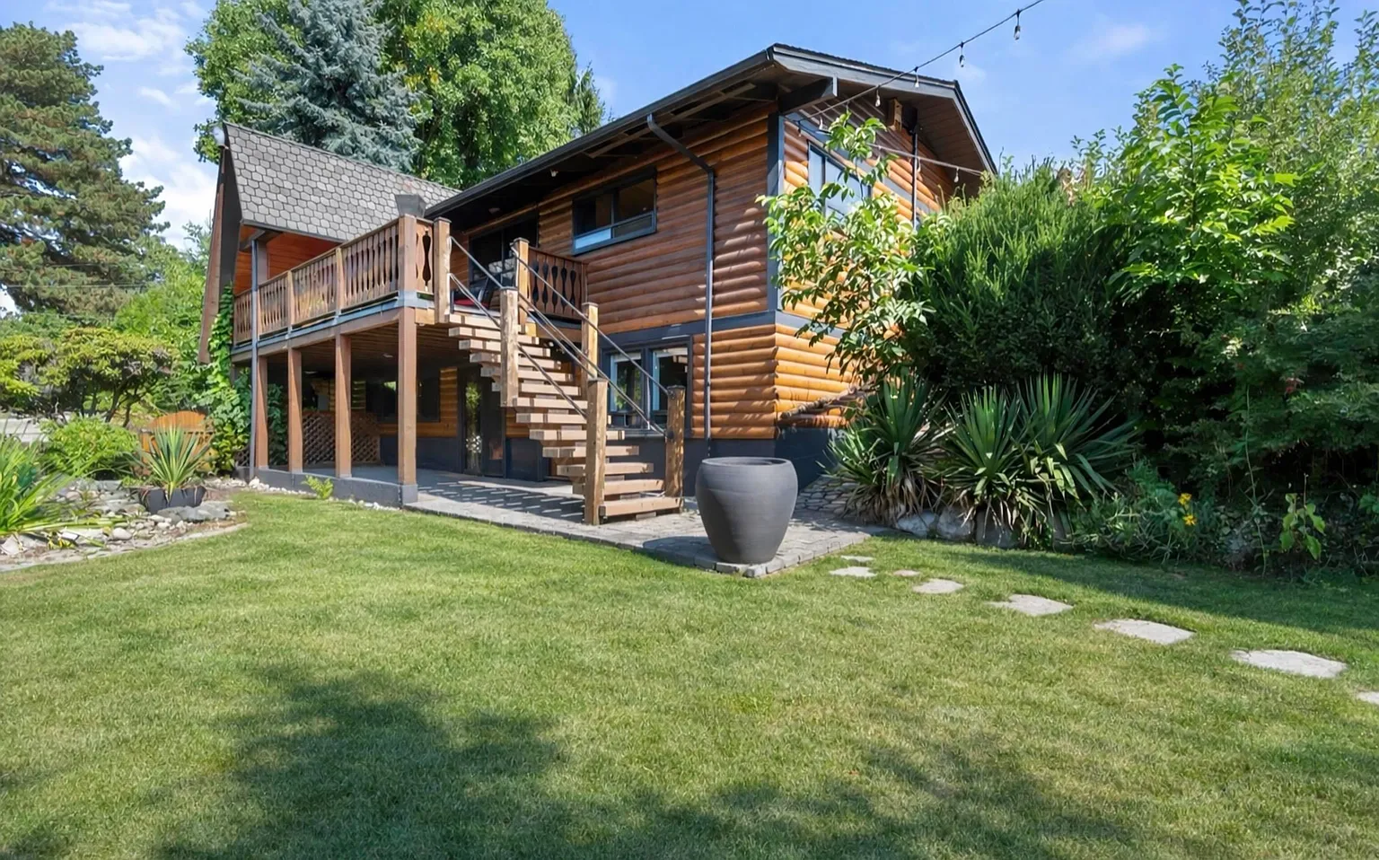 18058 57a Ave photo 1