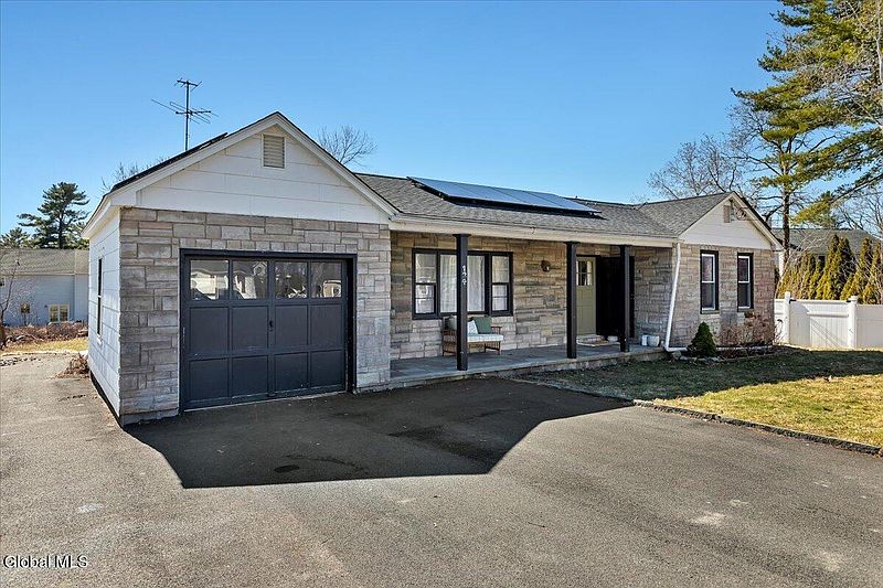 2nd image of 124 Beacon Road