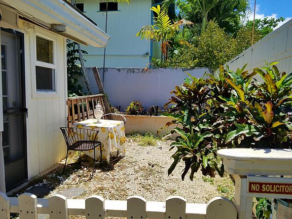 Private courtyard (need to take new photo), there is now a long table with 6 chairs and umbrella in the open space.