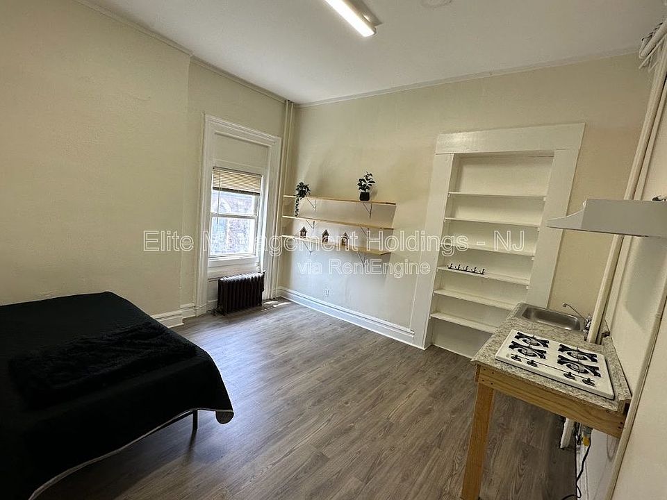 1st image of 19 Lincoln Park #4
