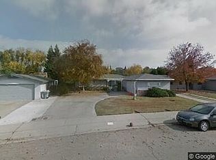 1032 W Valley Dr, Visalia, CA 93277