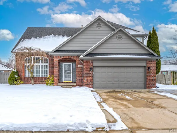 28522 Lancaster Dr, Chesterfield, MI 48047