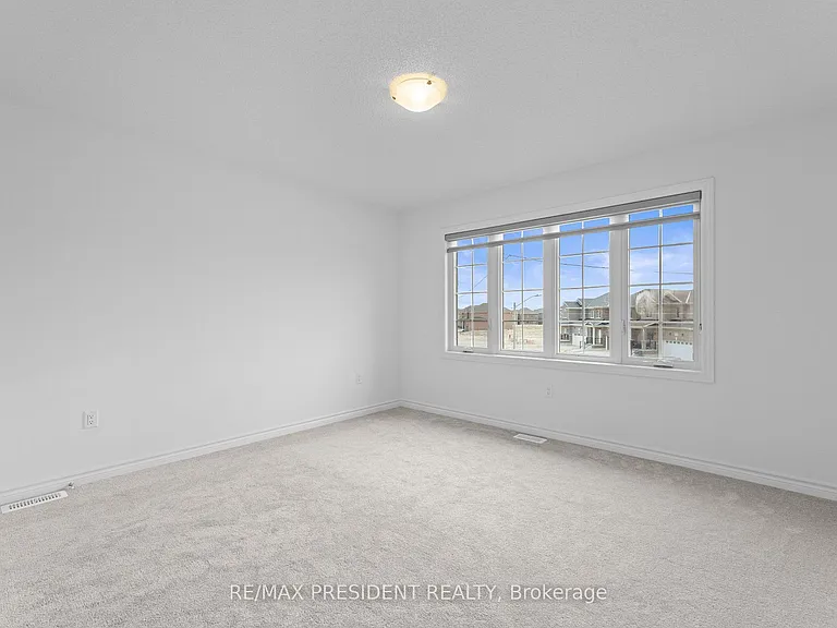 335 Russell St — Photo 16