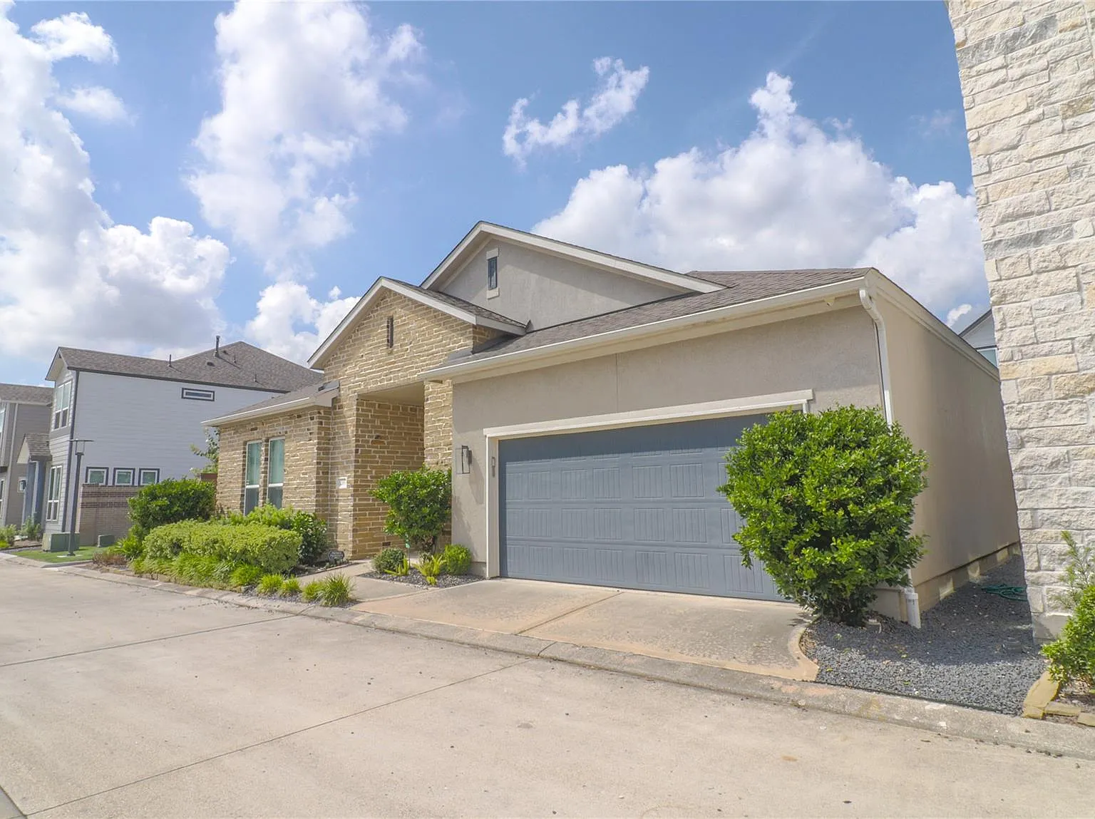 3 bed, 2.0 bath, 1832 sqft, $3,490 — Photo 2