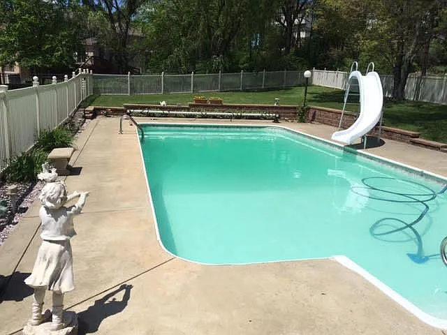 305 Village Ct — Photo 2
