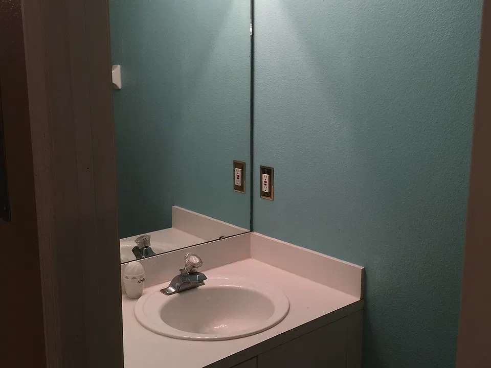 1/2 bath downstairs