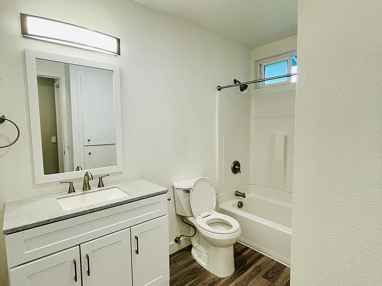 1x1- 650 SQFT - Bathroom