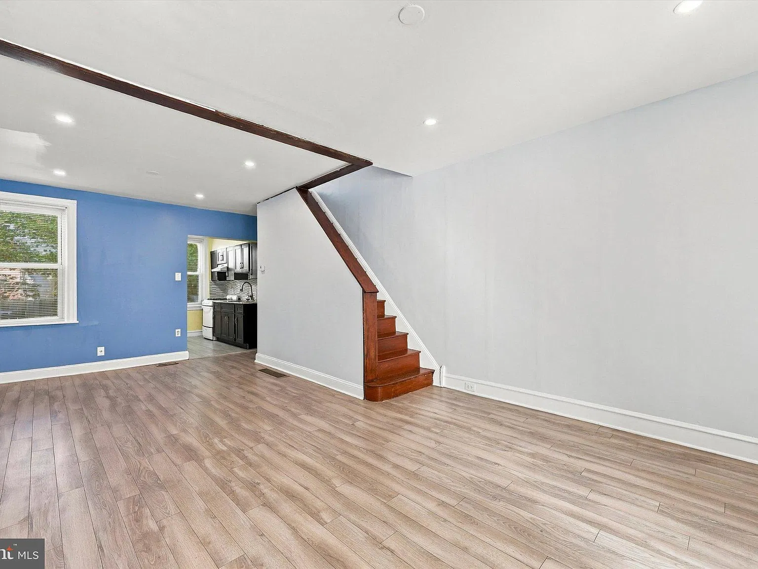 3 bed, 1.0 bath, 910 sqft, $1,550 — Photo 1