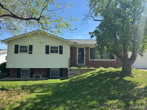 2416 Mayer Dr, Saint Charles, MO 63301