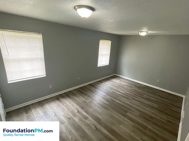 992 University St — Photo 2