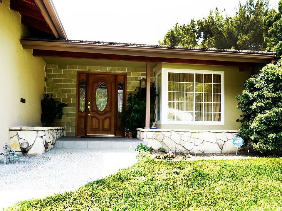 1st image of 520 Meadows Dr