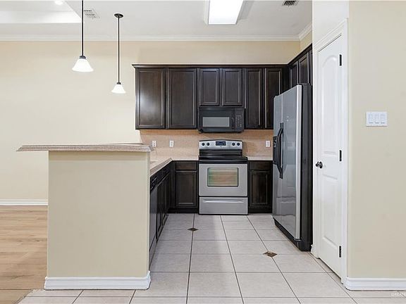 4th image of 722 Wellington Ave