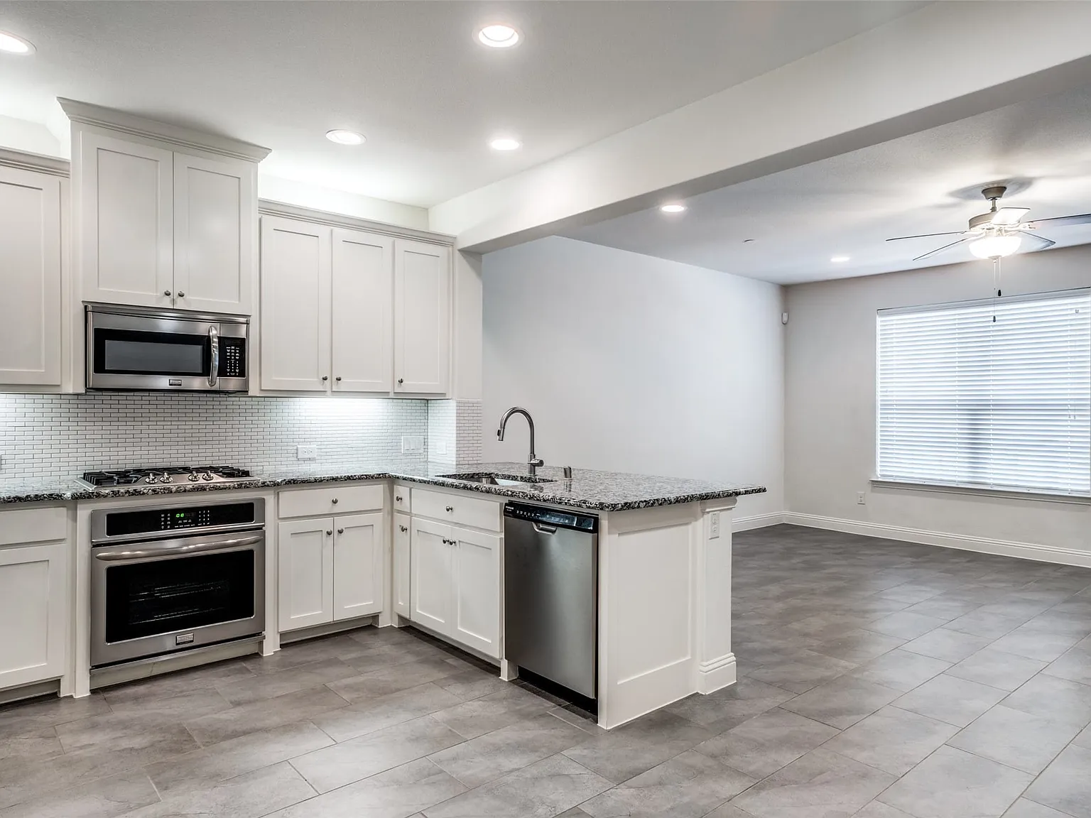 3 bed, 2.5 bath, 1695 sqft, $2,350 — Photo 2
