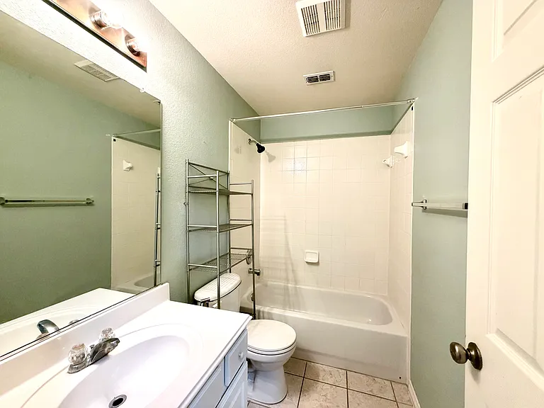 902 Rockton Dr — Photo 18