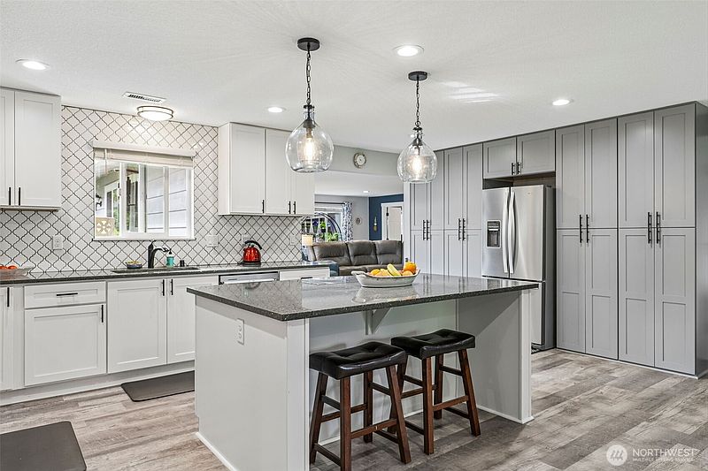 5th image of 504 SE 104th Avenue